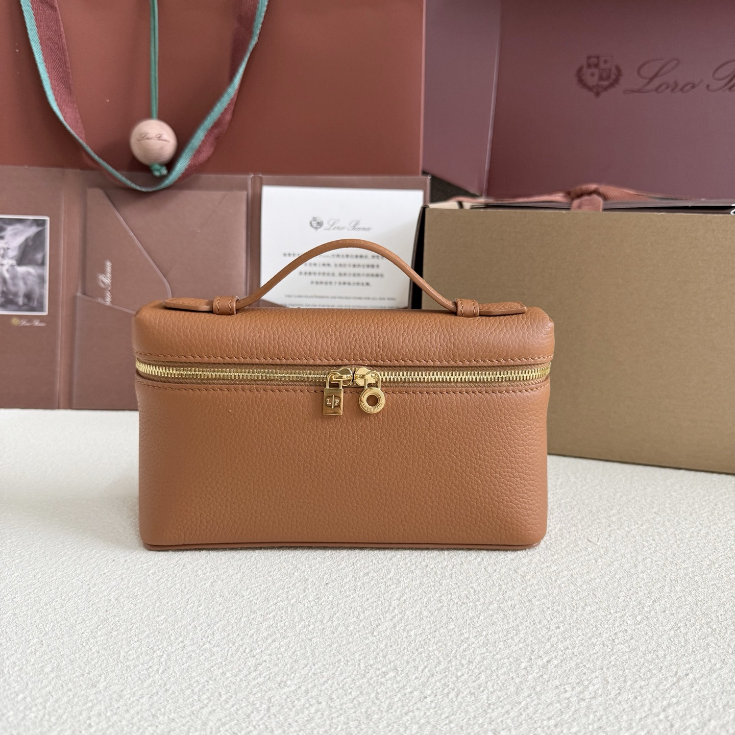 L**o p*ana extra pocket l19 grained calfskin 11 x 19 x 6.5 cm