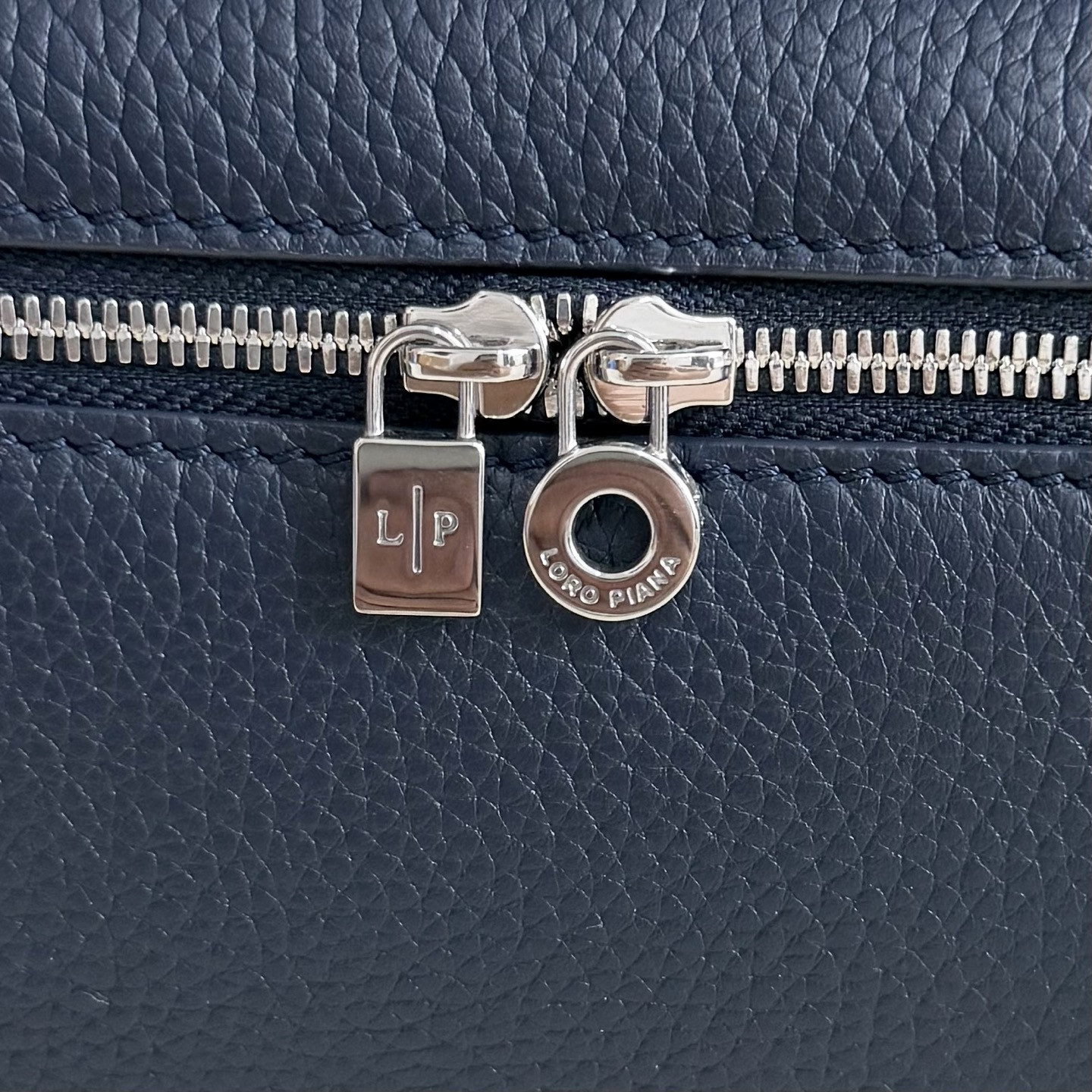 L**o p*ana extra pocket l19 grained calfskin 11 x 19 x 6.5 cm