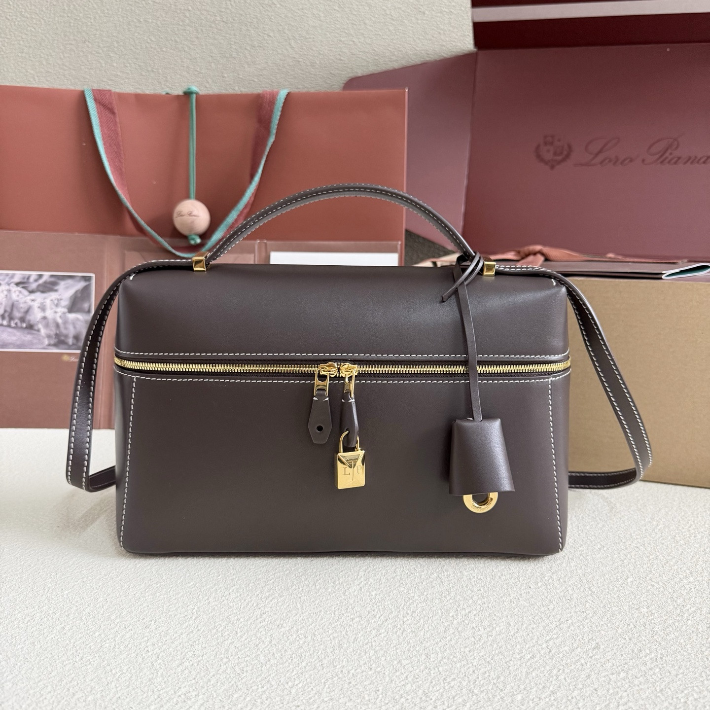 L**o p*ana extra pocket l27 calfskin 16x27x10cm