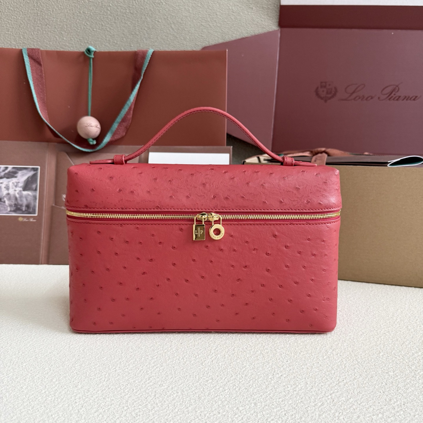 L**o p*ana extra pocket l27 ostrich-grained leather 16x27x10cm