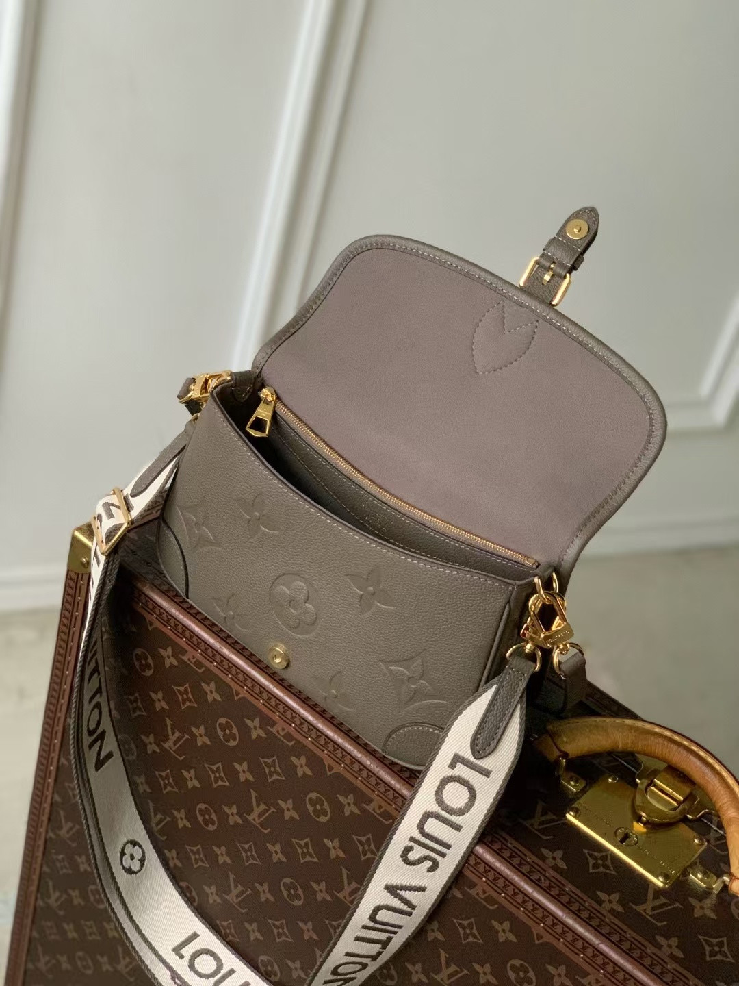 LV Diane M15049 24x15x9cm