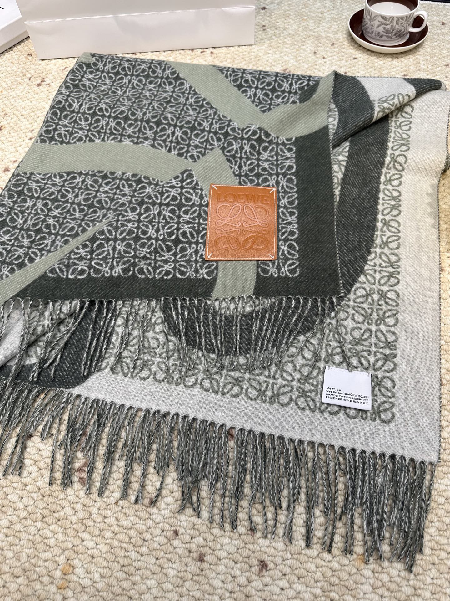 L0ew* scarf 130x140cm