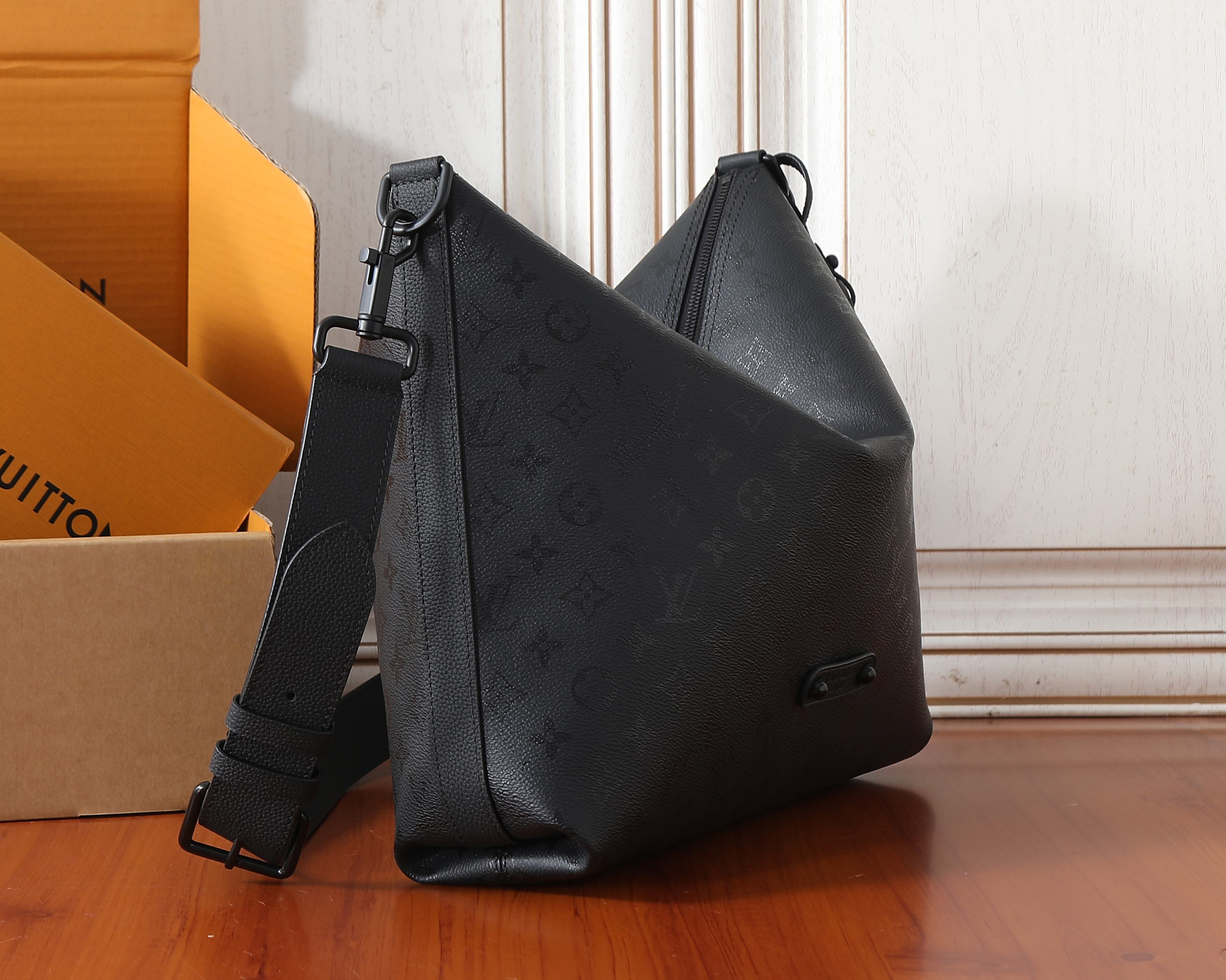 LV VAGABOND HOBO Handbag M27856 30x8.5x39cm