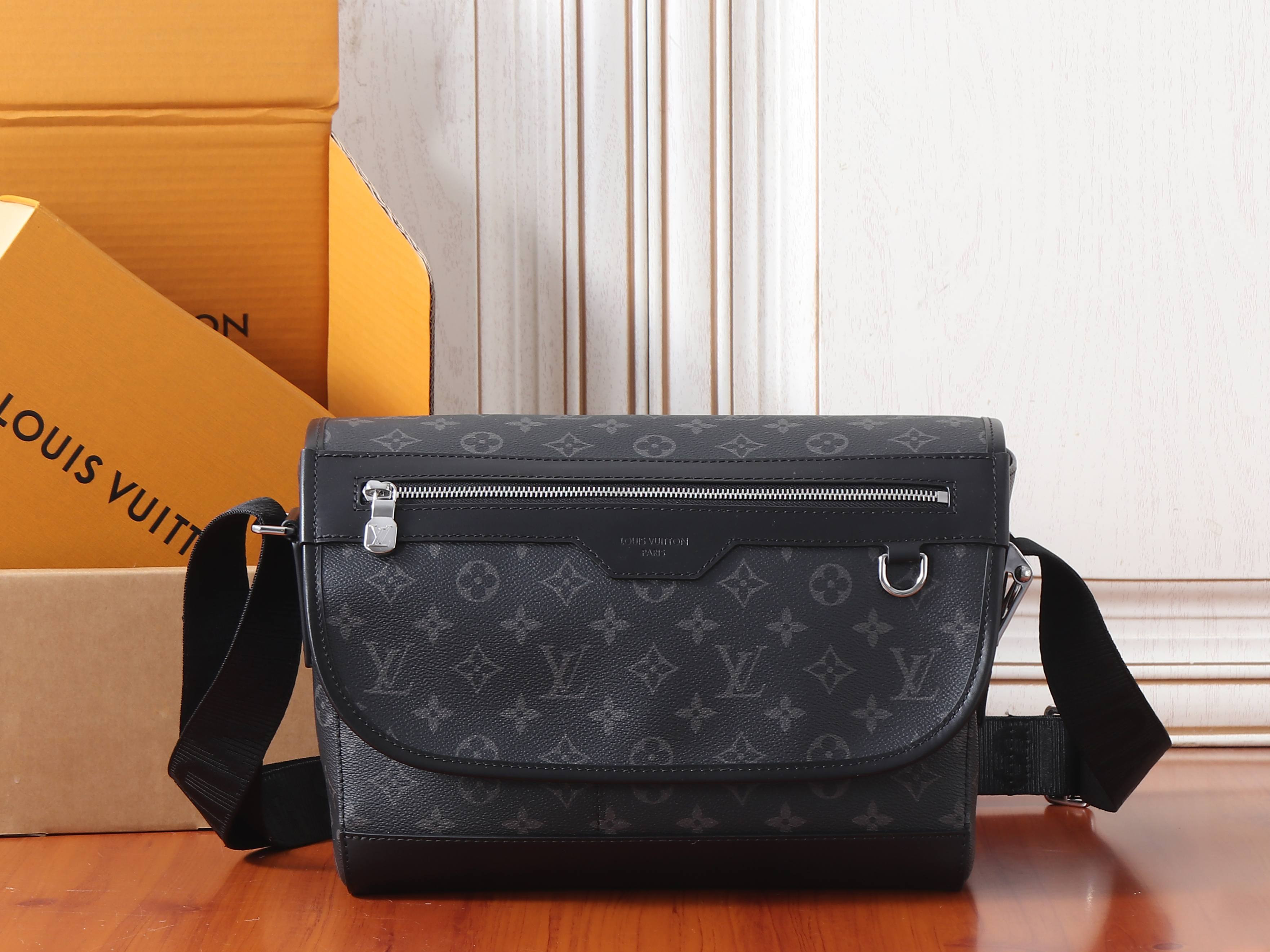 LV Courrier Messenger M28630 37x27x12cm